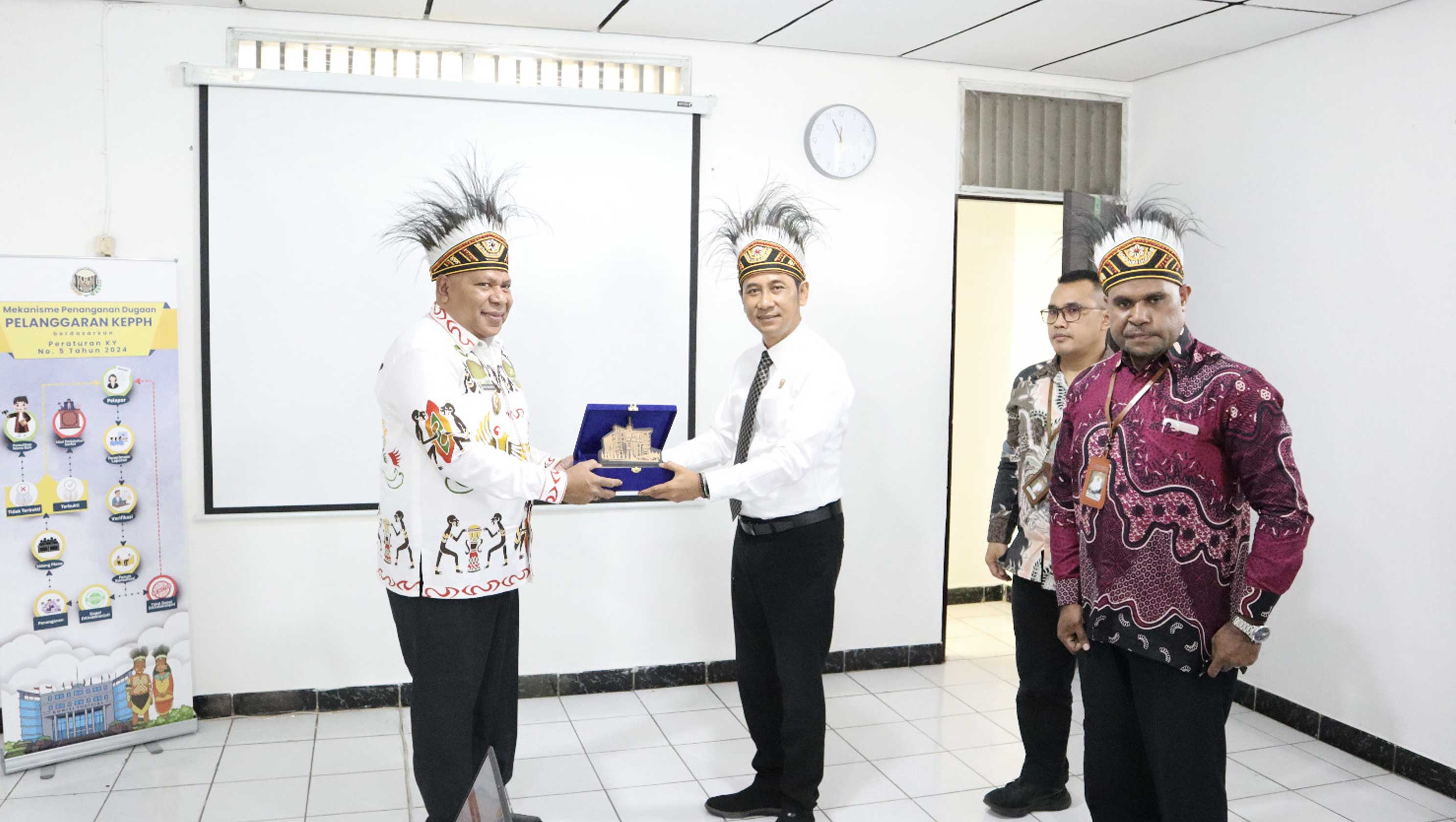 https://dev-web.komisiyudisial.go.id/download_file?path=picture/bu6x6aKA_MF-papua2.jpg